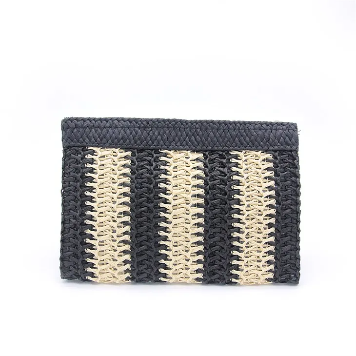 Mala črna kvačkana torbica