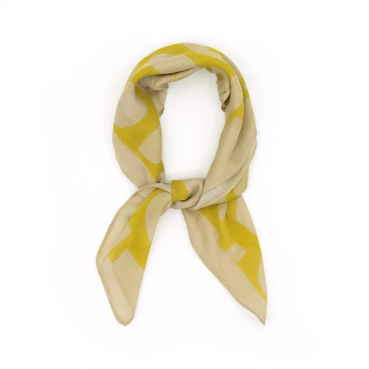 Kvadratni svileni šali z geometrijo