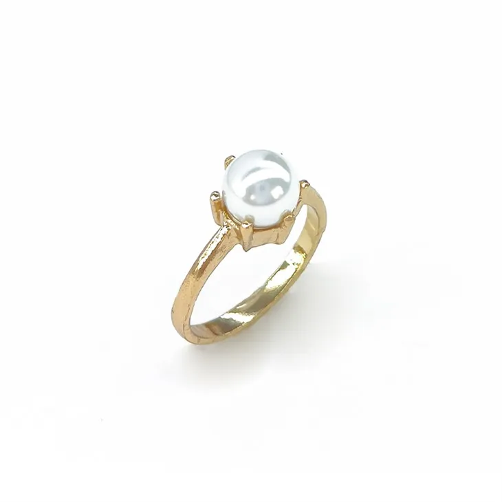 Eleganten zlati prstan z biseri